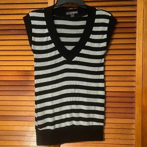 Women's Forever 21 Grey and Black Striped V-Neck Sweater Vest - Size S - CB23034